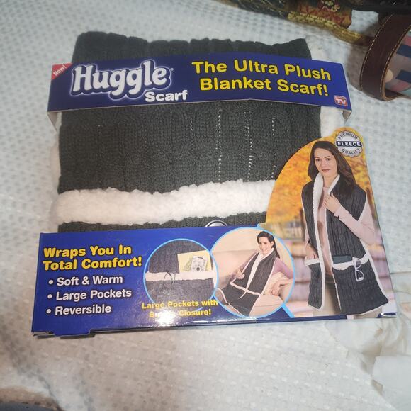 HUGGLE  NWT THE ULTRA PLUSH BLANKET SCARF - Picture 1 of 9